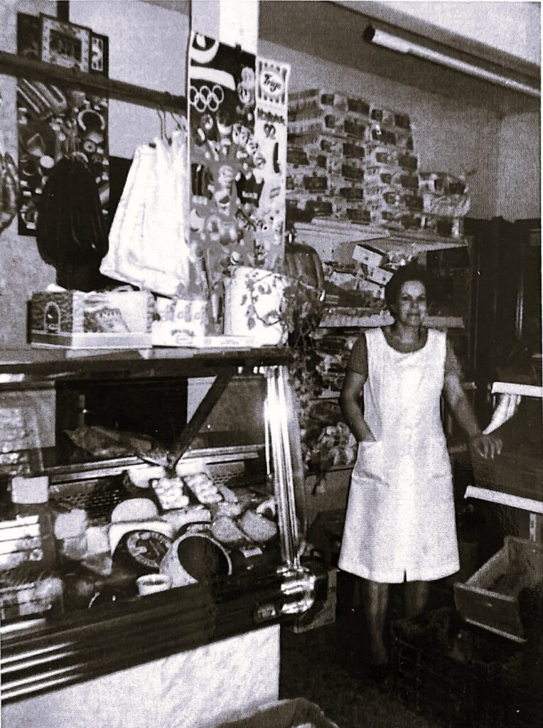 Iaia 1992 Iaia Dolors a l'antiga botiga de la Cruïlla